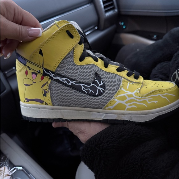 Nike swoosh big kids size 7 pikachu sneakers - Picture 2 of 9